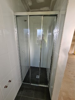 Fully-framed-shower-screen-wall-to-wall-with-sliding-door-chrome-2